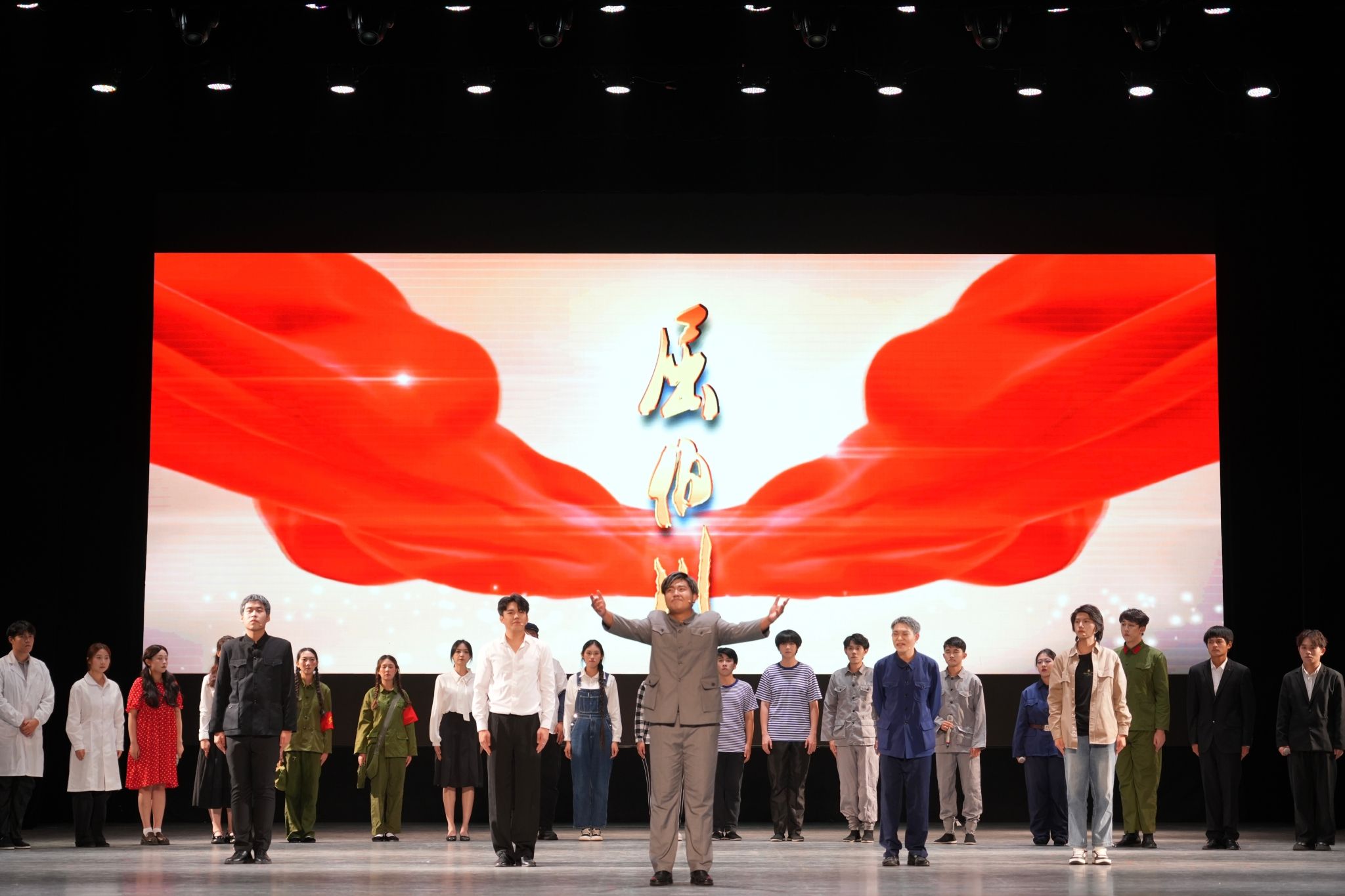 【鍛造新優(yōu)勢】原創(chuàng)校史話劇《燭火》亮相大連人民文化俱樂部