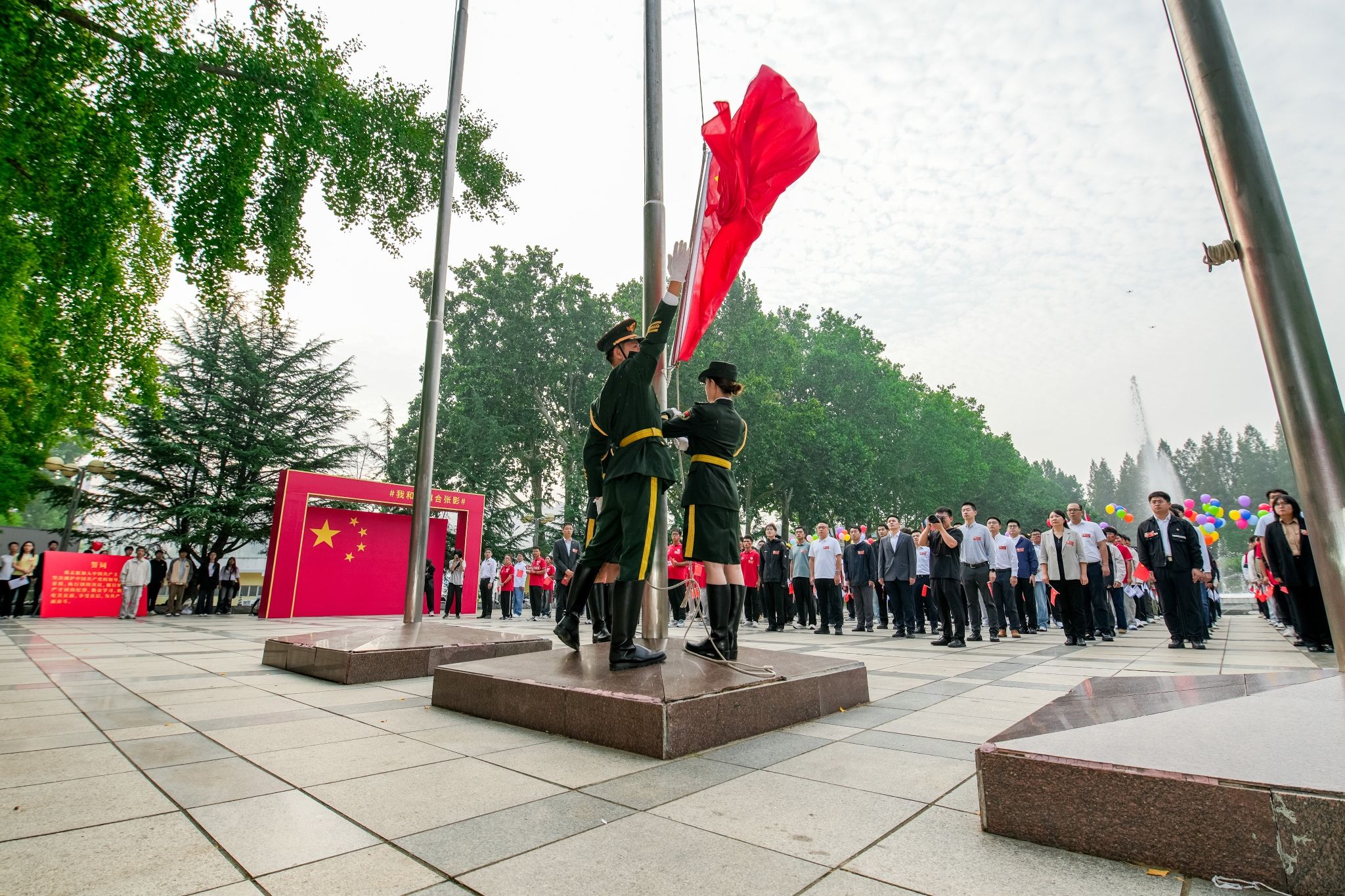 學校舉行國慶76周年升旗儀式  師生共度特別團日